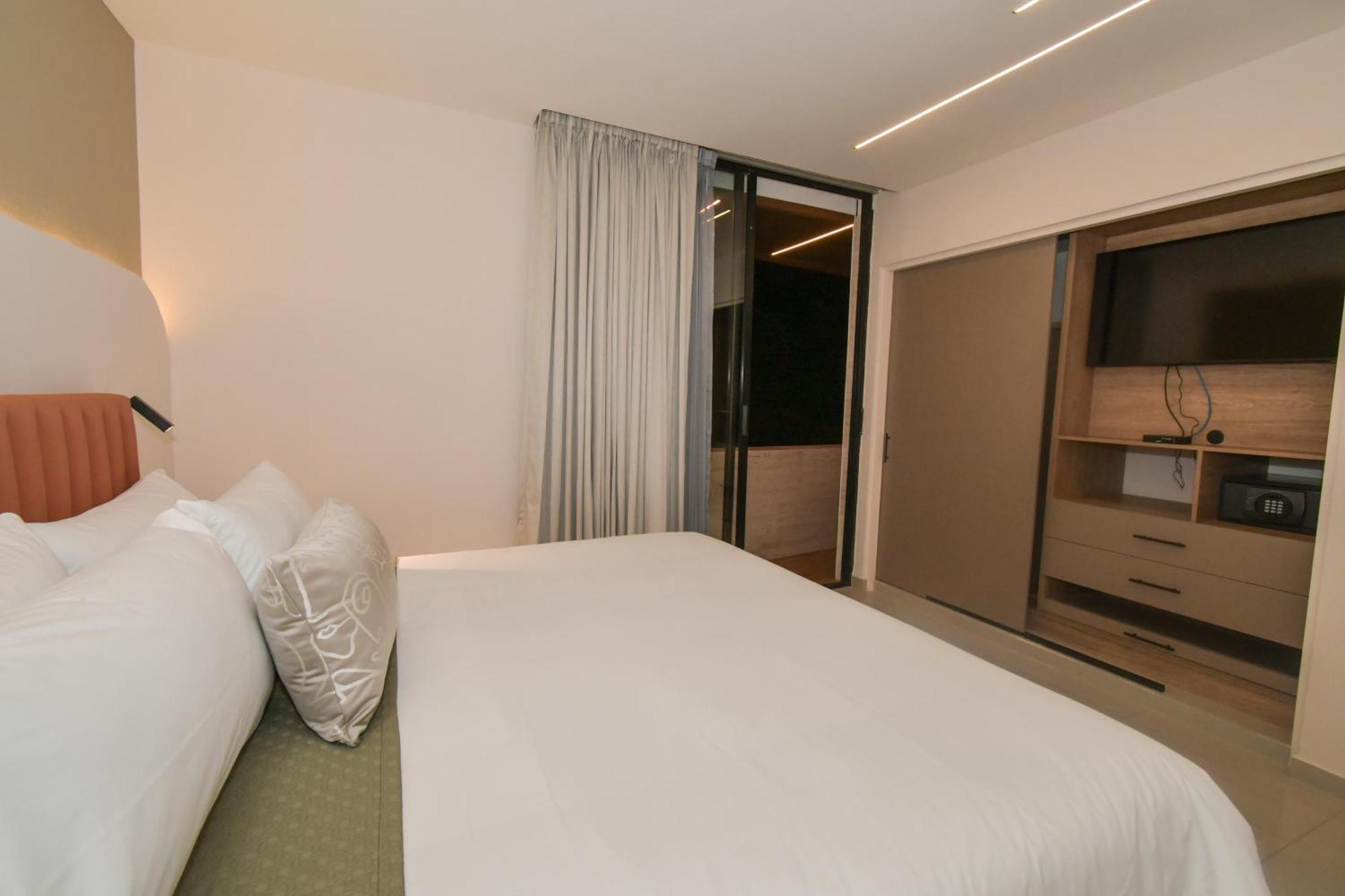 Expo Satelite 2750 Hotel & Suites Guadalajara Ngoại thất bức ảnh